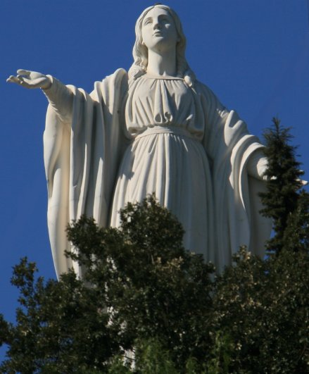 Statue of Virgin Mary atop Cerro San Cristóbal