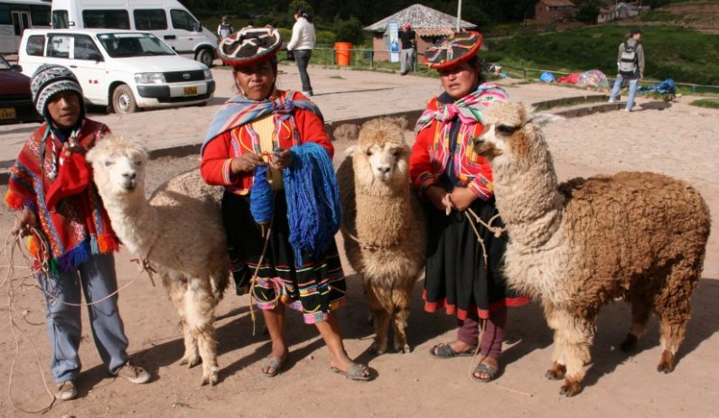 Children posing at Sacsayhuamn